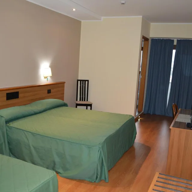 غرفة بسرير مزدوج أو سريرين منفصلين، Canadian Hotel 2/6