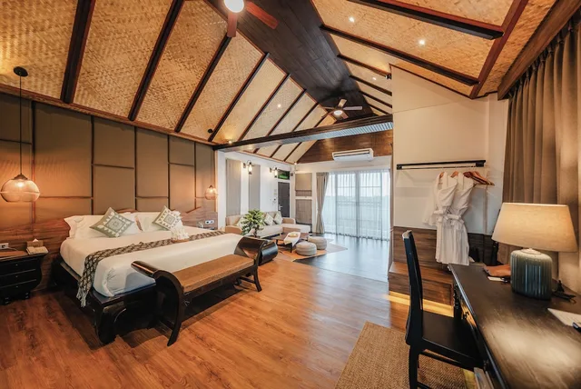Grand, Oriental, Suite, King Bed، THEE Kashatharn by TH District 1/3