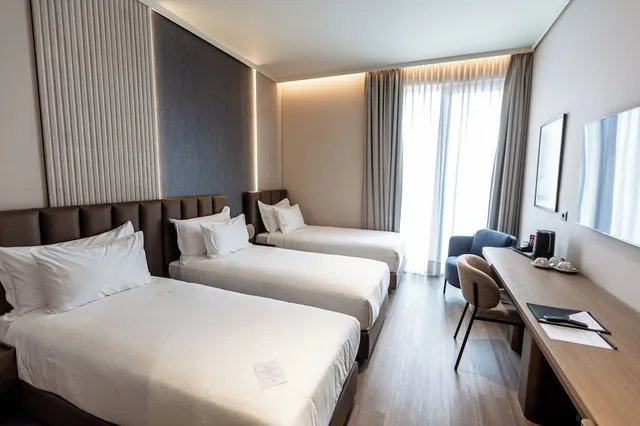غرفة ديلوكس ثلاثية بسرير كينج وسرير فردي بشرفة، Grand Duka Hotel & Spa 1/10