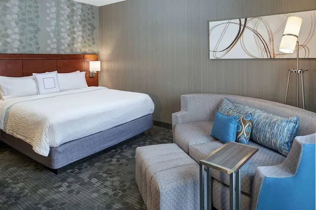 غرفة بسرير كينج لذوي الإعاقة، AmericInn by Wyndham Brookfield 1/8