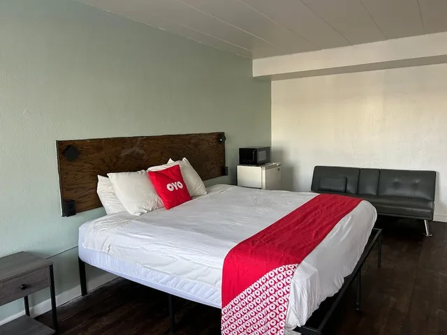 غرفة بسرير كينج مع أريكة سرير، OYO Hotel Downtown Peoria I-74 5/10