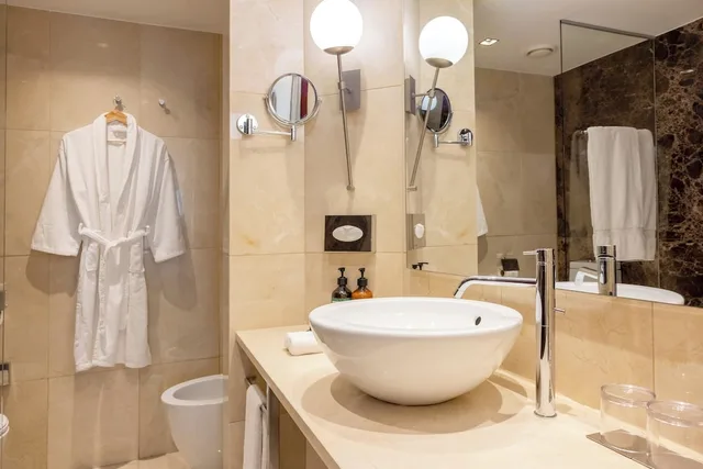 جناح جونيور بسرير كينج مع أريكة في طابق مرتفع، Crowne Plaza Porto 7/10