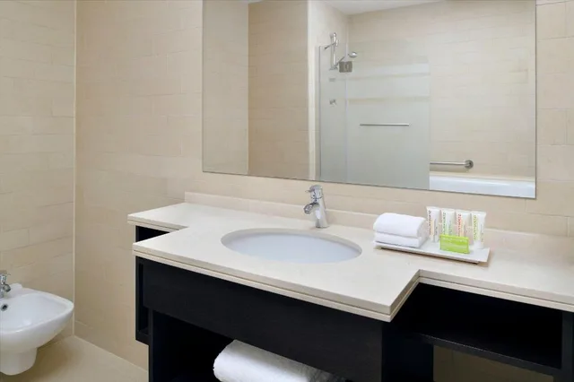 غرفة كلوب بسرير كينج بإطلالة على البحر، Le Meridien City Center Doha 6/10