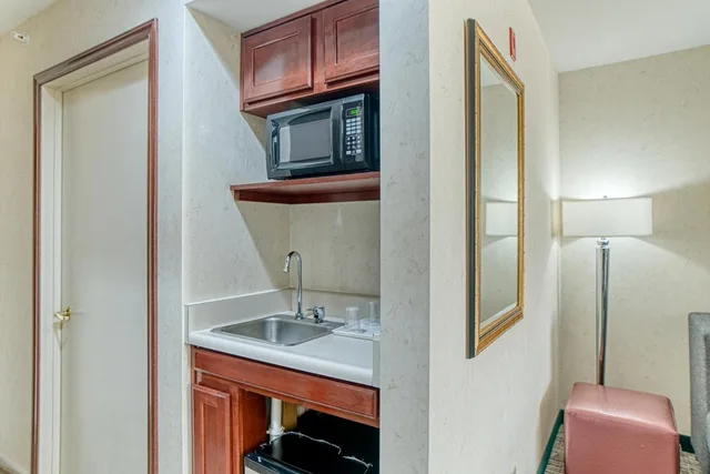 جناح بسرير كينج، Evergreen Inn And Suites 3/4