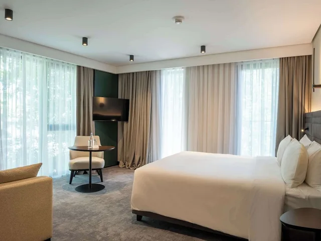 غرفة عائلية بسرير كوين مع أريكة، Novotel Tbilisi Center 2/10