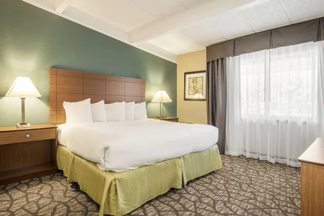 غرفة بسرير كوين بحوض استحمام لذوي الإعاقة، AmericInn by Wyndham Grand Rapids Airport North 2/4