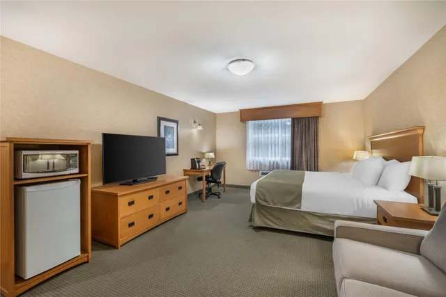 غرفة بسرير كينج مع أريكة لذوي الإعاقة، Best Western Sicamous Inn 1/3