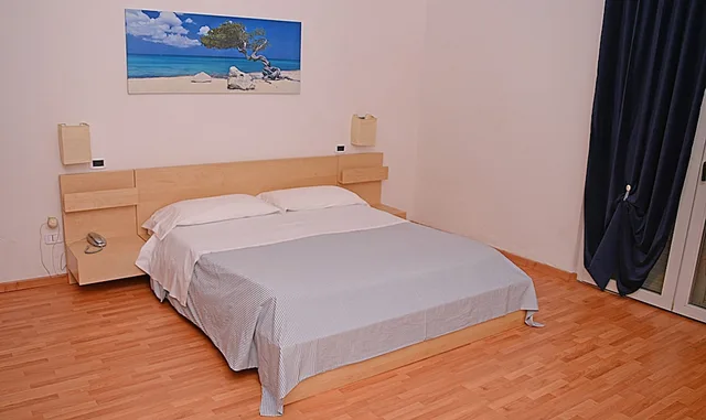 Room, Triple, 1 Double and 1 Single Bed, Balcony, Hotel Kinda 2/5