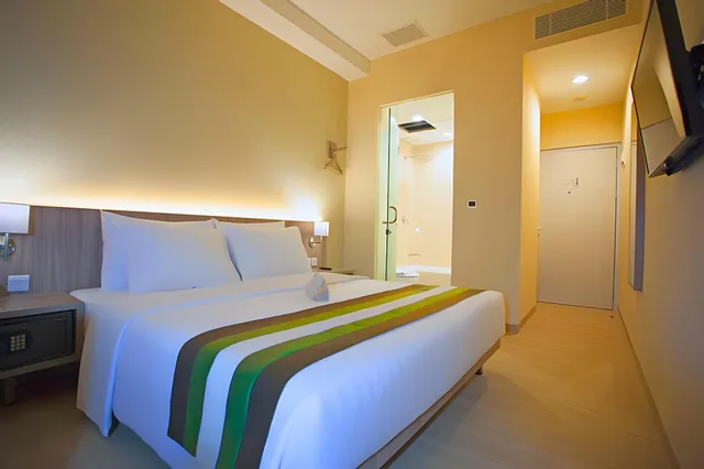 Premier, Queen Bed, Grand Whiz Megamas Manado 1/4