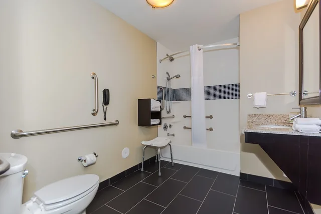 جناح بسرير كينج بغرفة نوم واحدة بمطبخ لذوي الإعاقة، Staybridge Suites Grand Forks 1/1