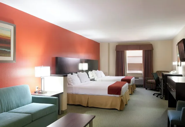 غرفة قياسية بسريرين كوين مع أريكة، Holiday Inn Express Hotel Suites Brownsville 2/4