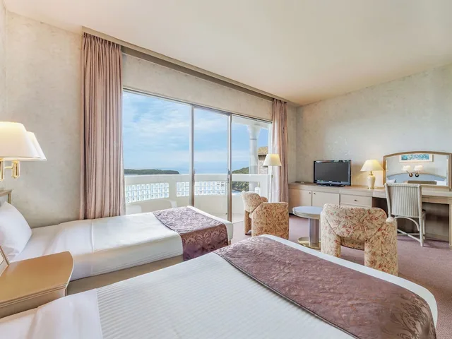 غرفة يابانية غربية قياسية بسريرين منفصلين وفرشتي فوتون بإطلالة على البحر، Hotel Altia Toba 2/3