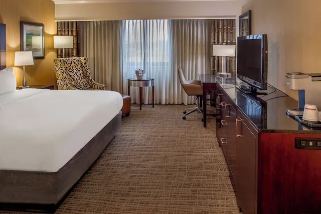 غرفة قياسية بسرير كينج لذوي الإعاقة، Crowne Plaza St. Louis Airport 10/10