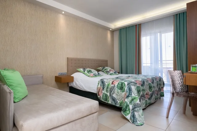 غرفة ديلوكس بسرير مزدوج أو سريرين منفصلين بإطلالة على البحر، Mareblue Beach Resort 2/4