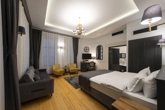 جناح جونيور بسرير كوين مع أريكة، Ferman Port Hotel 2/10