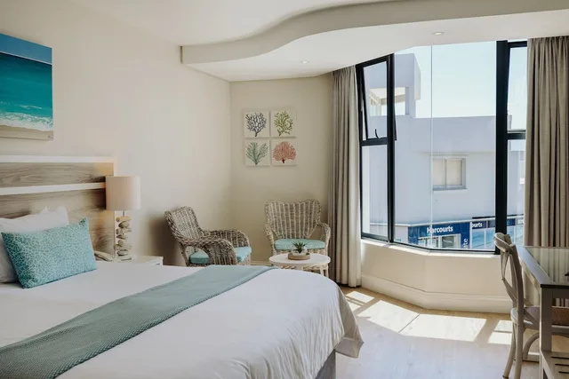 غرفة بريميوم بسرير كينج، BAYVIEW HOTEL 1/10