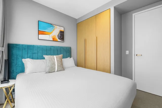 3 Bedrooms, Apartment, 3 Queen Beds, City View, 3 Bathrooms، Collins House Apartments by CLLIX 8/10