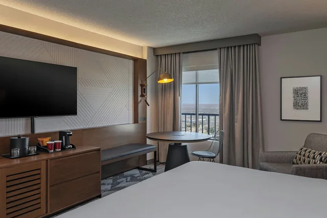 غرفة بسرير كينج، Sheraton Albuquerque Airport Hotel 5/17