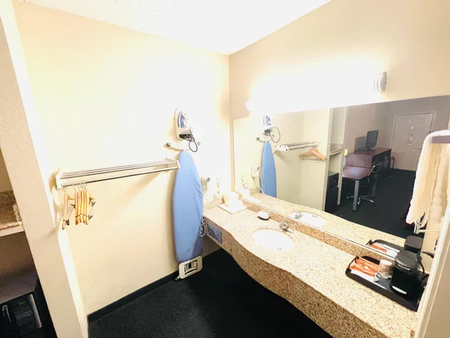 Room, King Bed, Hot Tub, Best Western Magnolia 8/10