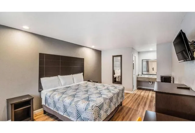 1 King Bed Non-Smoking, Micfridge, Motel6 Dallas, TX 1/4