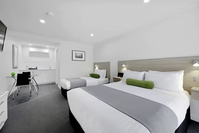 غرفة سوبيريور بسرير كوين وسرير فردي، HAMILTON LONSDALE MOTEL 1/7