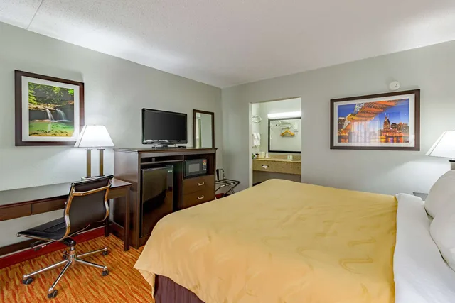 غرفة بسرير كينج، Quality Inn Goodlettsville 1/3