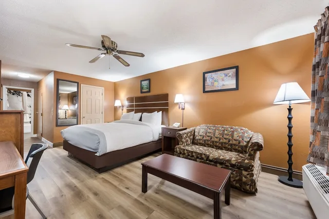 غرفة قياسية بسرير كينج، Econo Lodge Selmer, TN 4/5