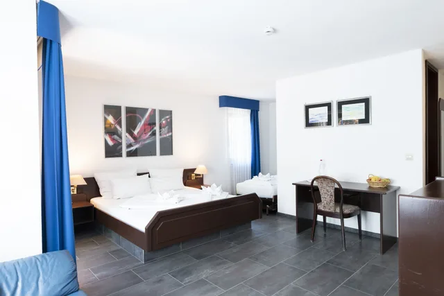 غرفة ثلاثية بسرير كوين وسرير فردي، Hotel Astoria Am Urachplatz 4/10