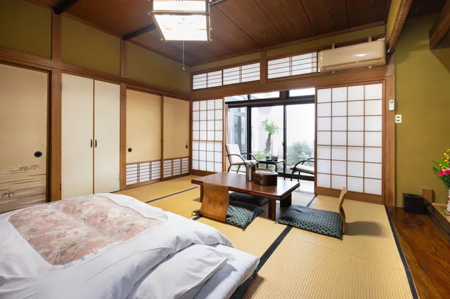 غرفة يابانية بفراش فوتون وسرير فردي بحمام مشترك، Daibutsu Ryokan 1/3