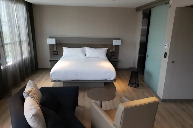 جناح بسرير كينج بغرفة نوم واحدة مع أريكة لذوي الإعاقة، Ac Hotel Portland Downtown Waterfront By Marriott 2/3