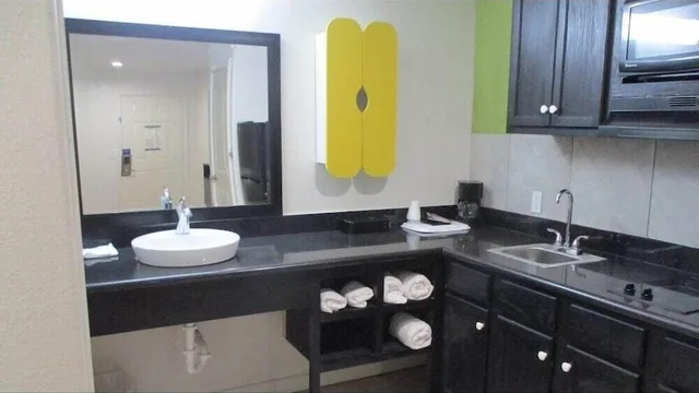 غرفة ديلوكس بسريرين كوين بمطبخ صغير، Studio6 Huntsville, TX 9/10