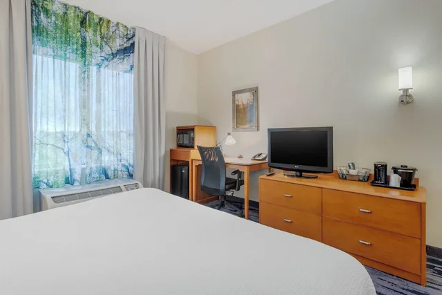 جناح تنفيذي بسرير كينج بغرفة نوم واحدة مع أريكة، Fairfield Inn & Suites by Marriott Houston Conroe/Woodlands 4/5