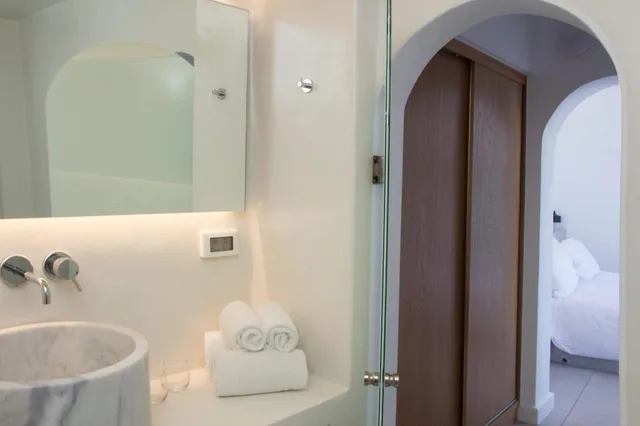 Suite, Queen Bed, Caldera View, Pool Side, Panorama Suites 6/8