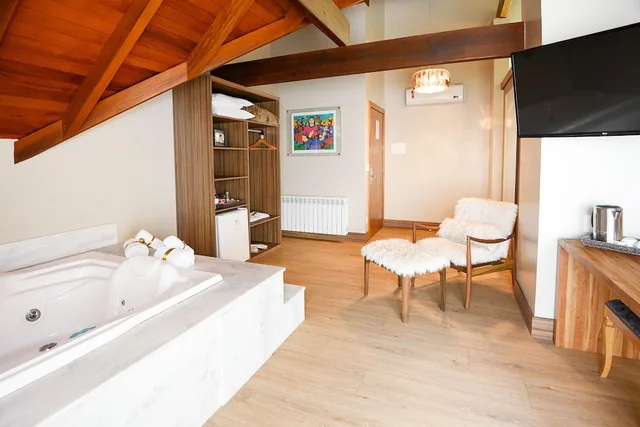 جناح فاخر بسرير كوين بحوض جاكوزي، Hotel Refugio da Montanha 4/4