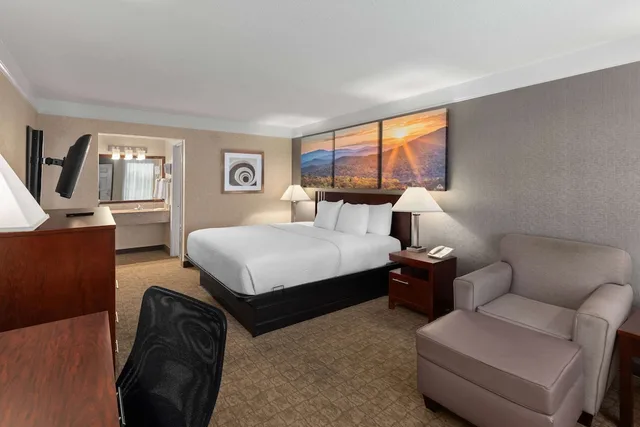 Room, King Bed, Days Inn by Wyndham Columbia Kentucky 1/3