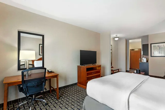 غرفة بسرير كينج مع أريكة، Best Western Plus Clearfield 2/3