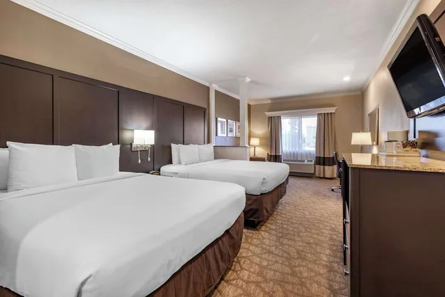 جناح عائلي بسريرين كوين مع أريكة بمنطقة جلوس، Comfort Inn & Suites Huntington Beach 5/10