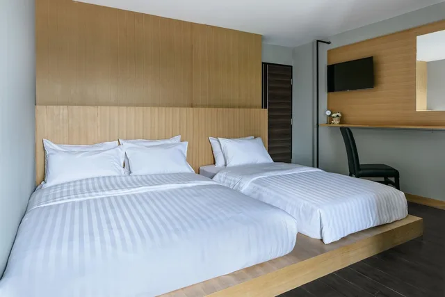 غرفة ثلاثية بسرير مزدوج وسرير فردي بحمام خاص، Travelier Hostel 1/2