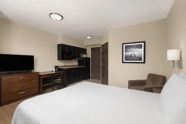 غرفة بسرير كوين يُسمح فيها بالحيوانات الأليفة، Travelodge Suites by Wyndham Estevan 1/8