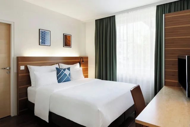 غرفة بسرير كوين بإطلالة على الفناء، Four Points Flex by Sheraton Vienna Hauptbahnhof 3/6