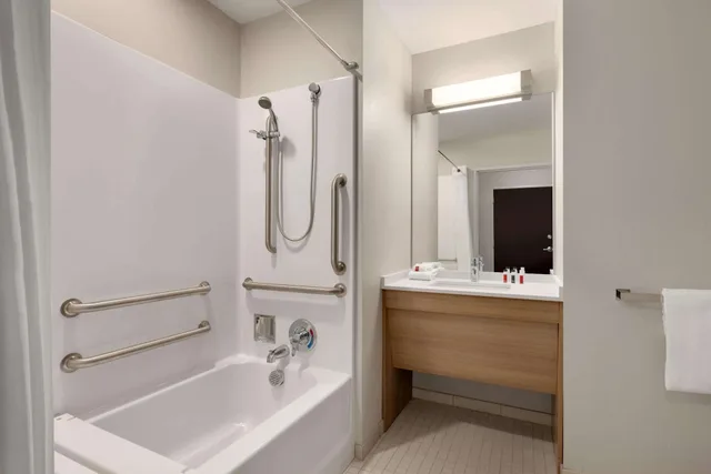 غرفة بسرير كوين لذوي الإعاقة، Microtel Inn Suites By Wyndham Gambrills 3/3