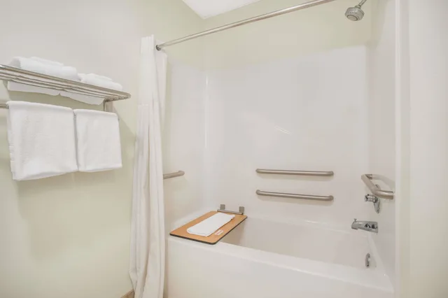 غرفة بسرير كينج لذوي الإعاقة، Super 8 by Wyndham Cedar Falls IA-University 3/3