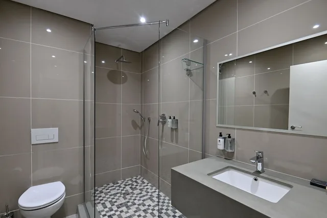 غرفة سوبيريور بسرير كينج بإطلالة على المسبح بشرفة، Val Du Charron Coach House 6/6