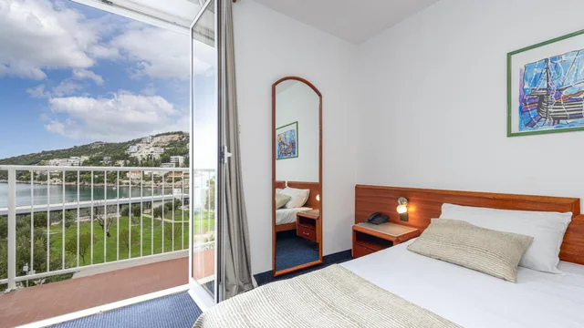 غرفة بسرير مزدوج أو سريرين منفصلين بإطلالة على البحر بشرفة، Hotel Komodor 6/10