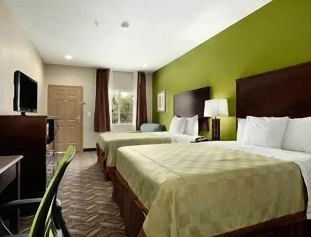 غرفة بسريرين كوين بمطبخ، Super 8 by Wyndham Mansfield LA 1/4