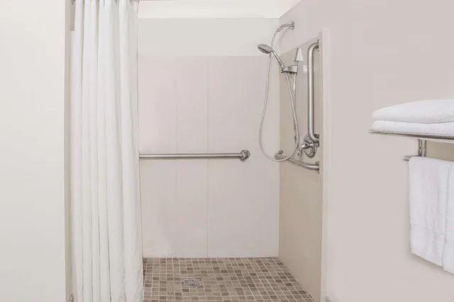 غرفة ديلوكس بسريرين مزدوجين لذوي الإعاقة، Super 8 By Wyndham Camp Springs/Andrews Afb Dc Area 3/3