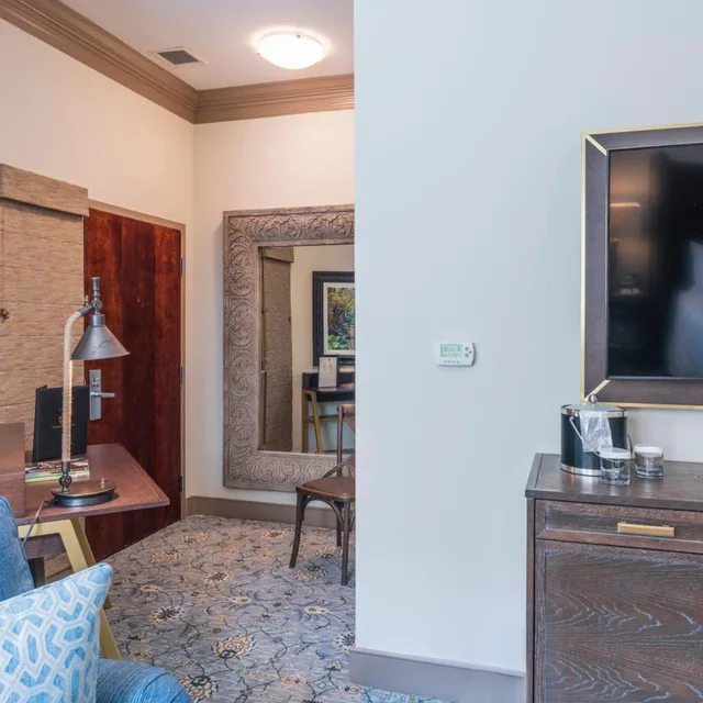 جناح جونيور، Andrew Pinckney Inn 5/5
