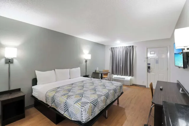 غرفة ديلوكس بسرير كينج، Motel6 Bryan, TX - University Area 3/10
