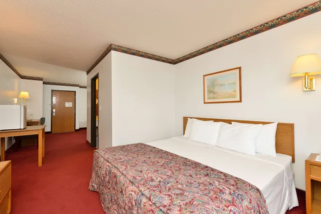 غرفة بسرير كوين، Americas Best Value Inn Suites Clear Lake 1/6