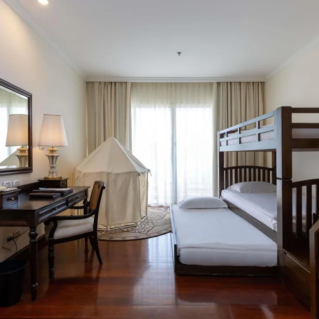 غرفة عائلية ثلاثية بسريرين منفصلين وسرير كينج وسرير بطابقين بشرفة بغرفتي نوم، Sofitel Krabi Phokeethra Golf & Spa Resort 2/10